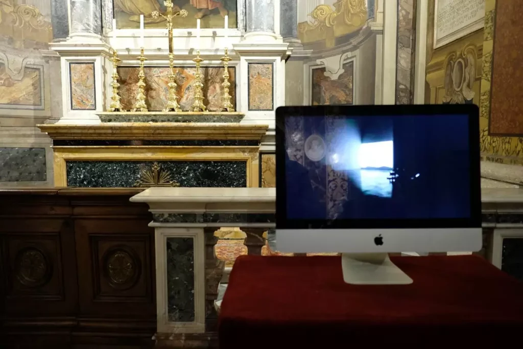 Fotografia del sagrato di una chiesa con un monitor di un pc
